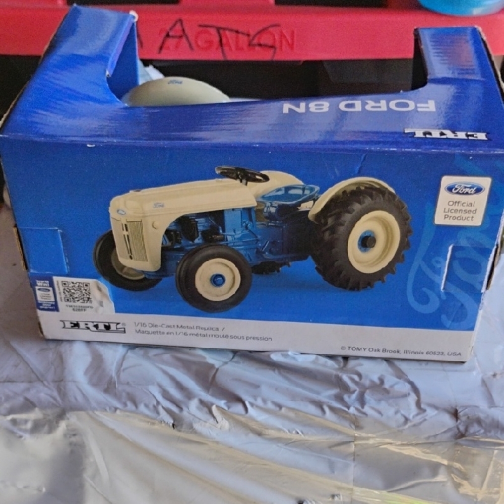 New Ertl Ford 8N Blue and Cream Die-Cast Tractor Toy (B-1) & (B-2) - Picture 5 of 5